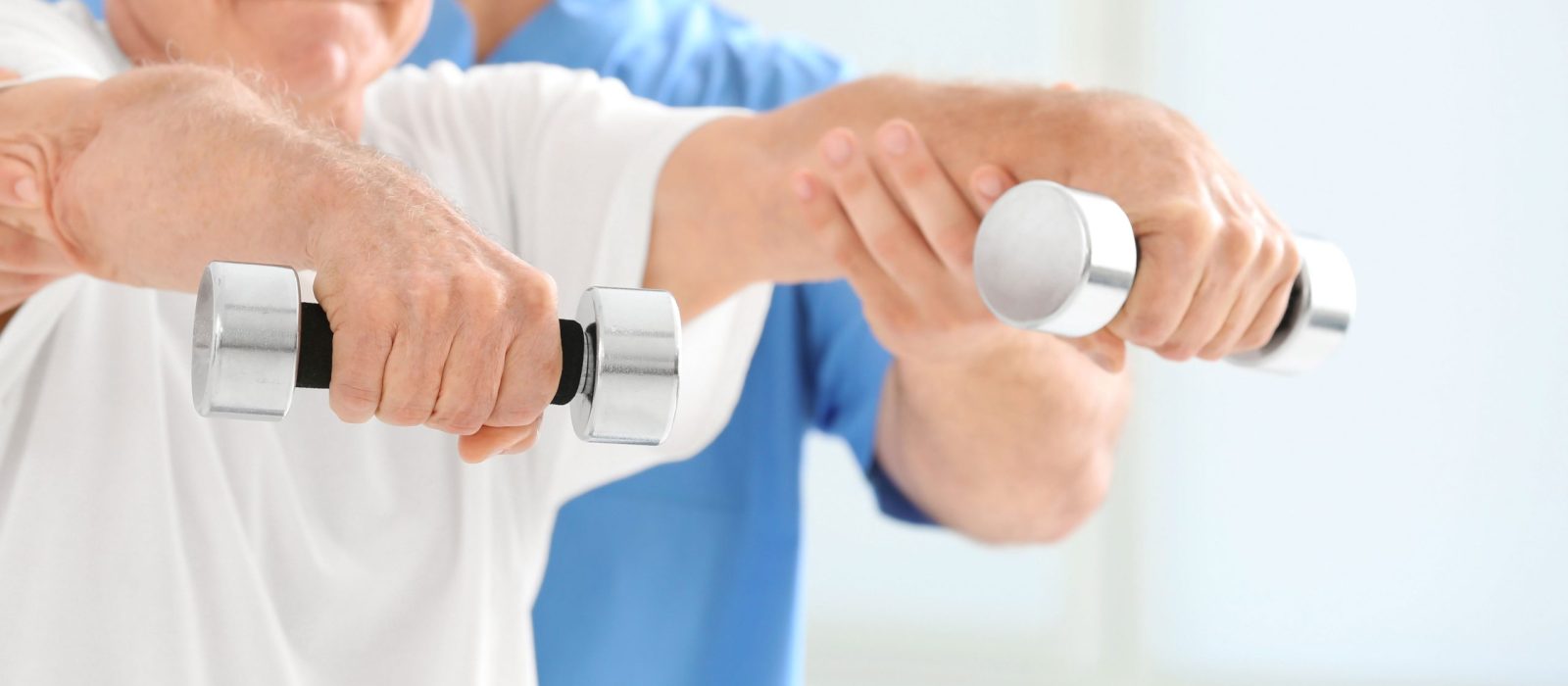 fisioterapeuta-trabajando-con-paciente-en-centro-de-dia-soutomaiores